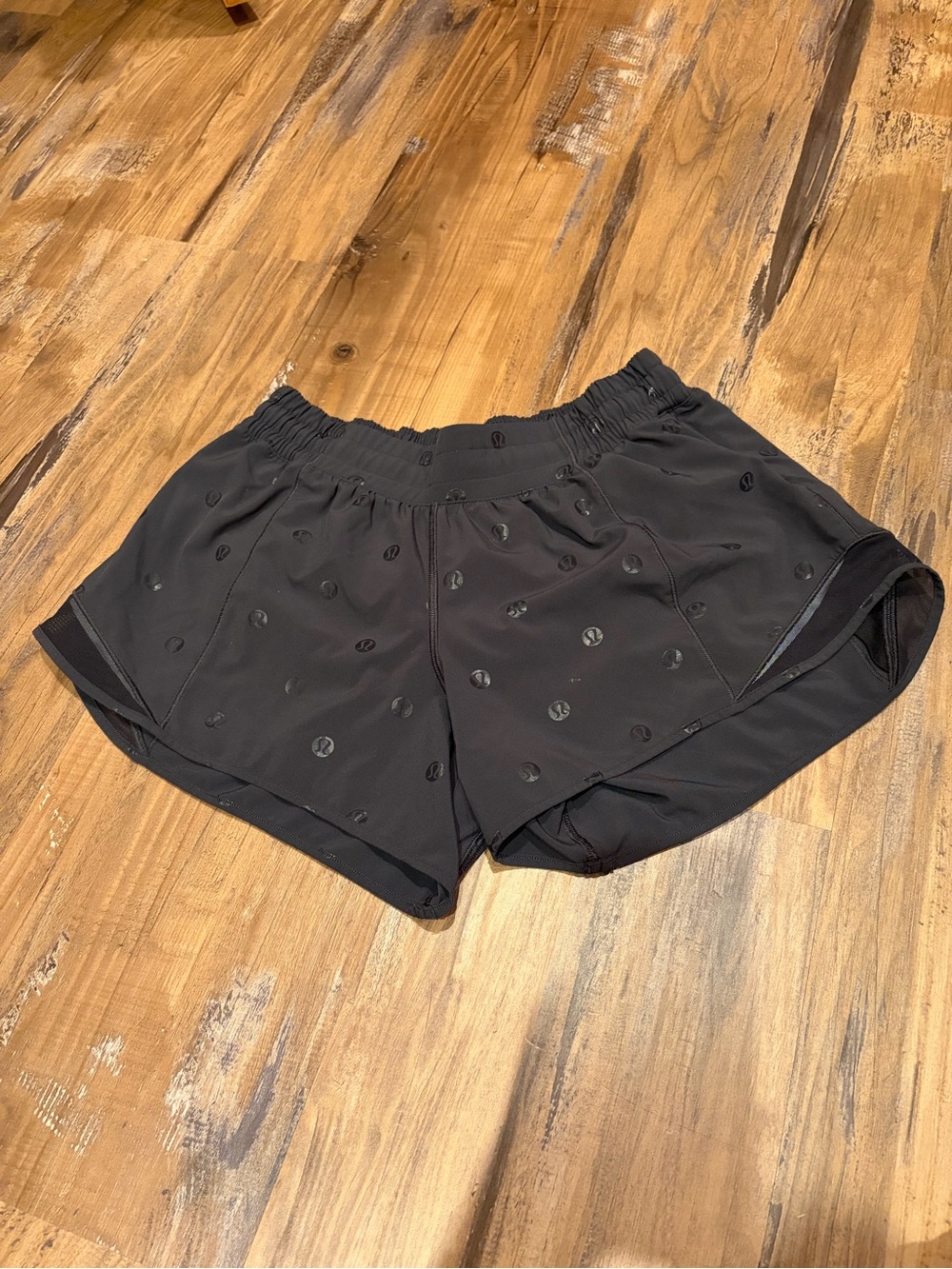 Lululemon Hotty Hot LR Long 4in Polka Dot Logo Black Size 8 Clean Girl Like New!